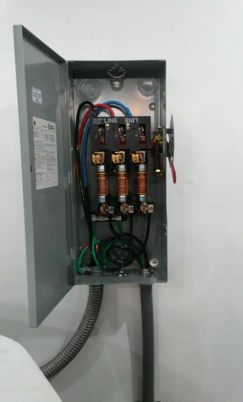 Three-phase disconnect switch installed for Smoke Detector Installation in Haring